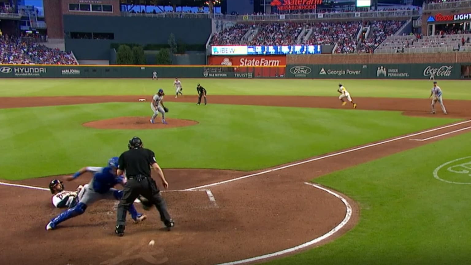 Ball goes between umpires legs in Mets-Braves game