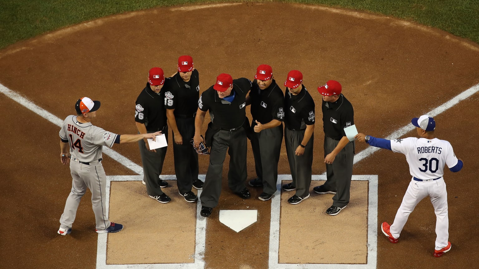 Photo: MLB umpires add new name to memorial patch - SLP2017091015