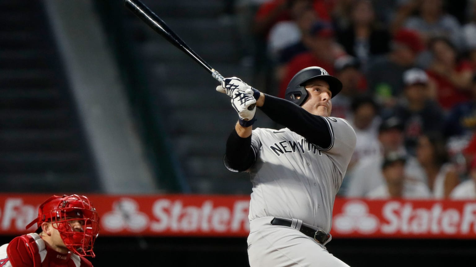 Anthony Rizzo swinging a bat