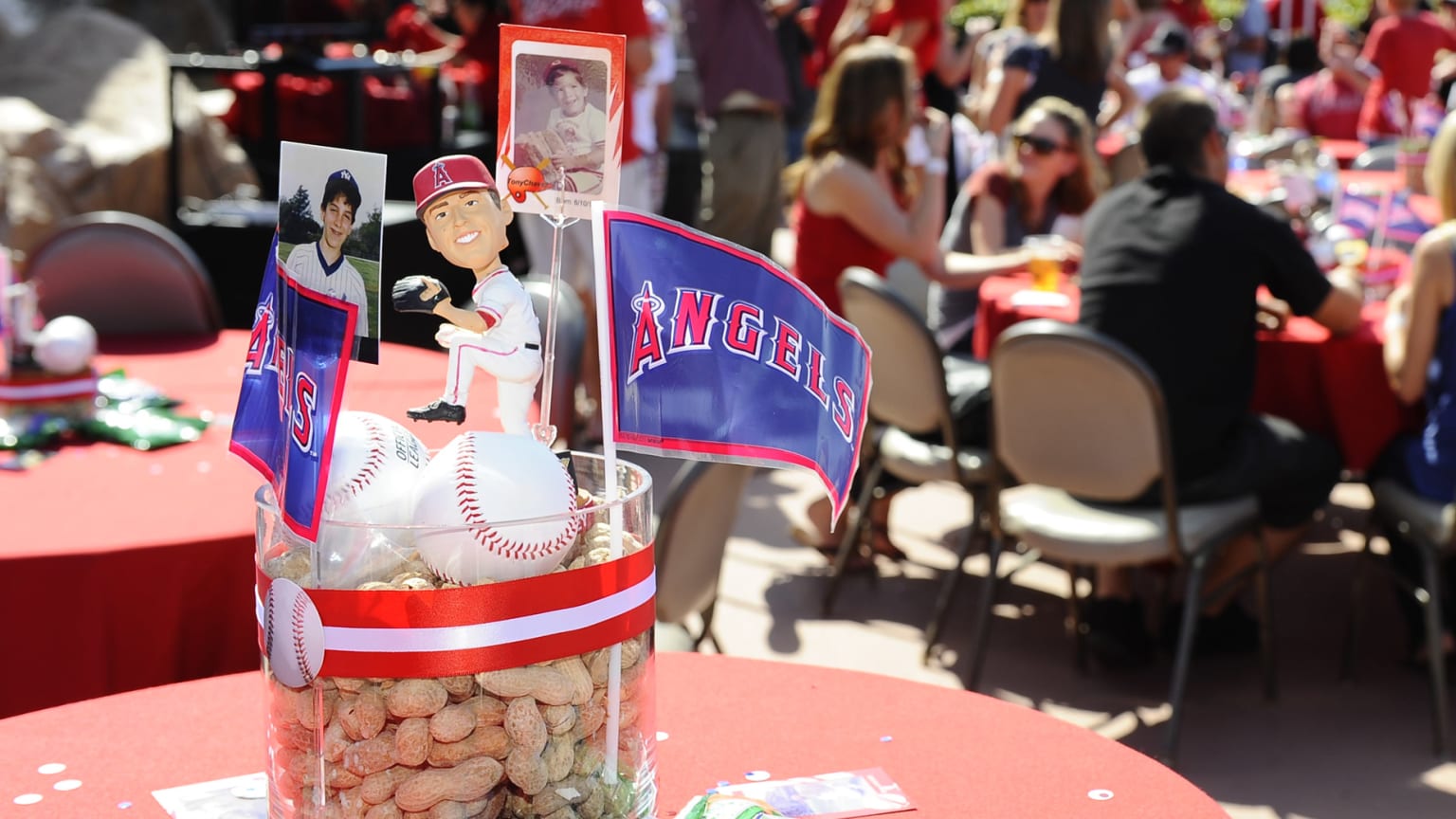 Los Angeles Angels Lunch Napkins 36ct  Baseball theme party, Los angeles  angels, Gameday outfit