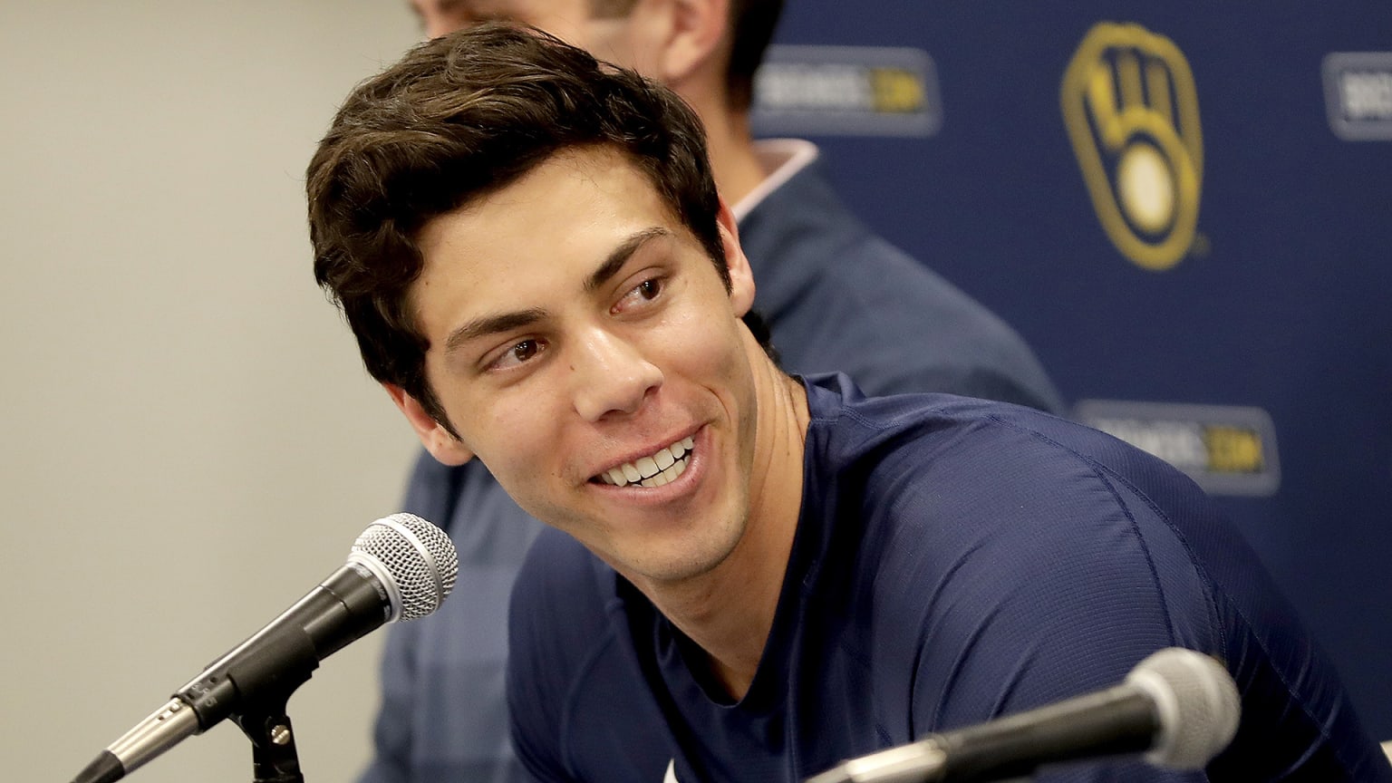Yelich plays catch in street to stay in shape