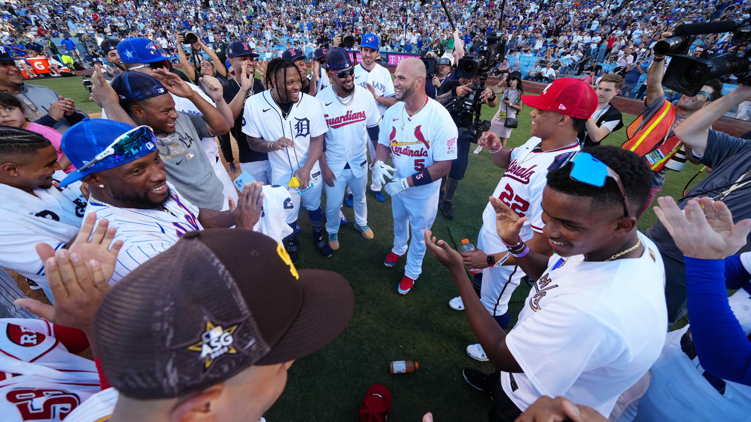 Players circle around Albert Pujols