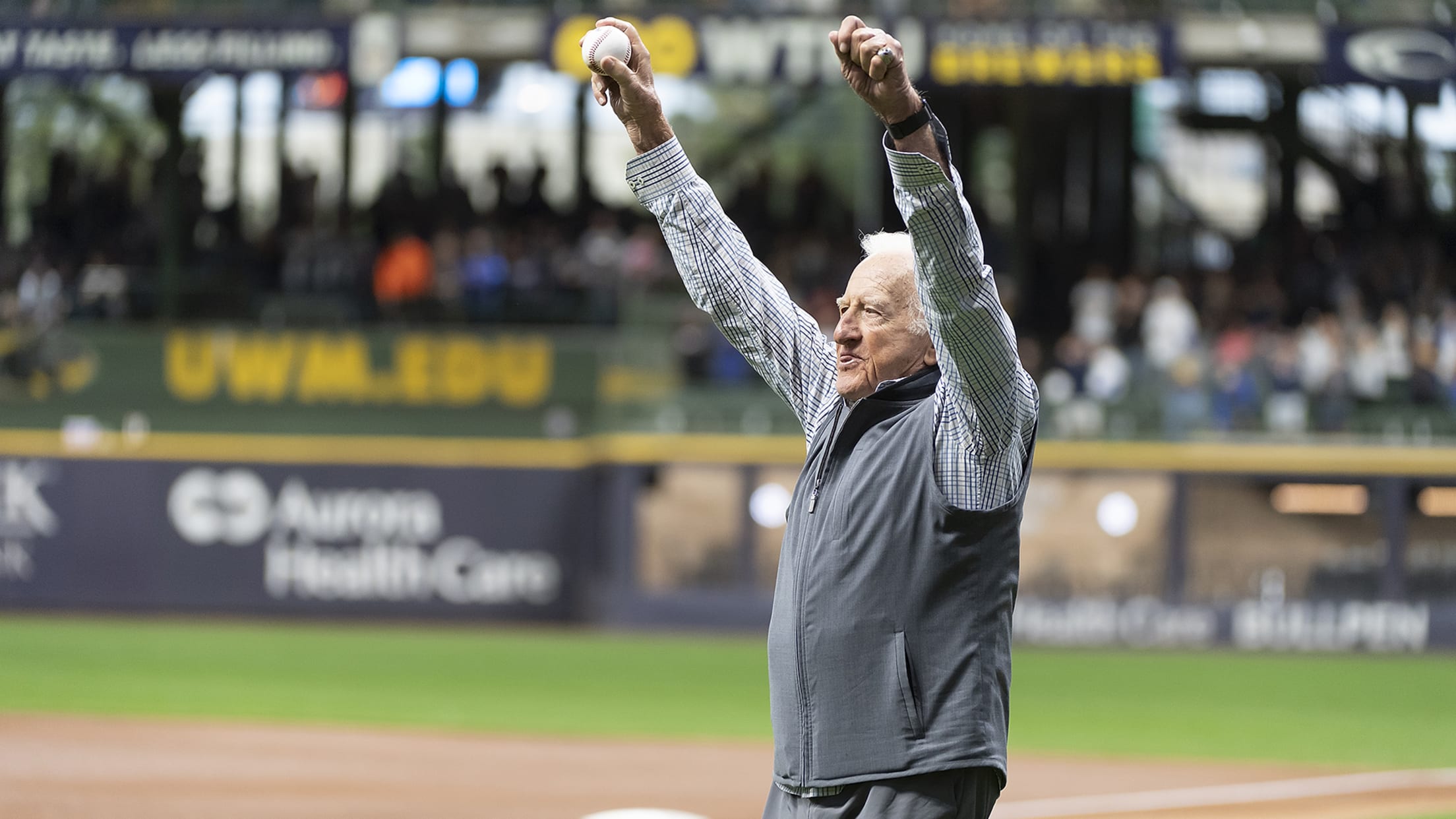 Longtime friends Selig, Yount and Uecker reunited in Hall of Fame