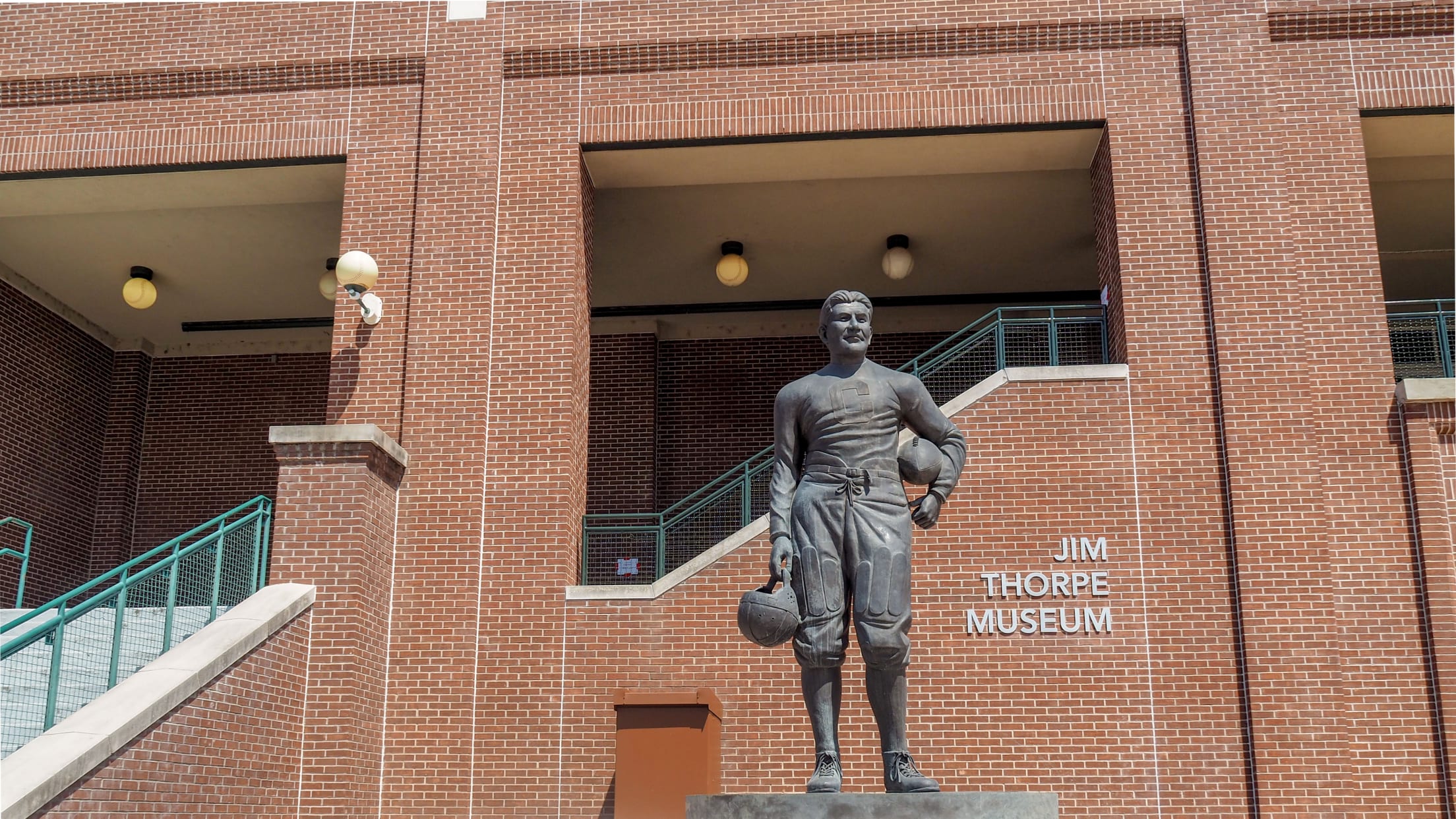 Johnny Bench statue, Bricktown, Oklahoma City, Oklahoma, USA Stock Photo -  Alamy