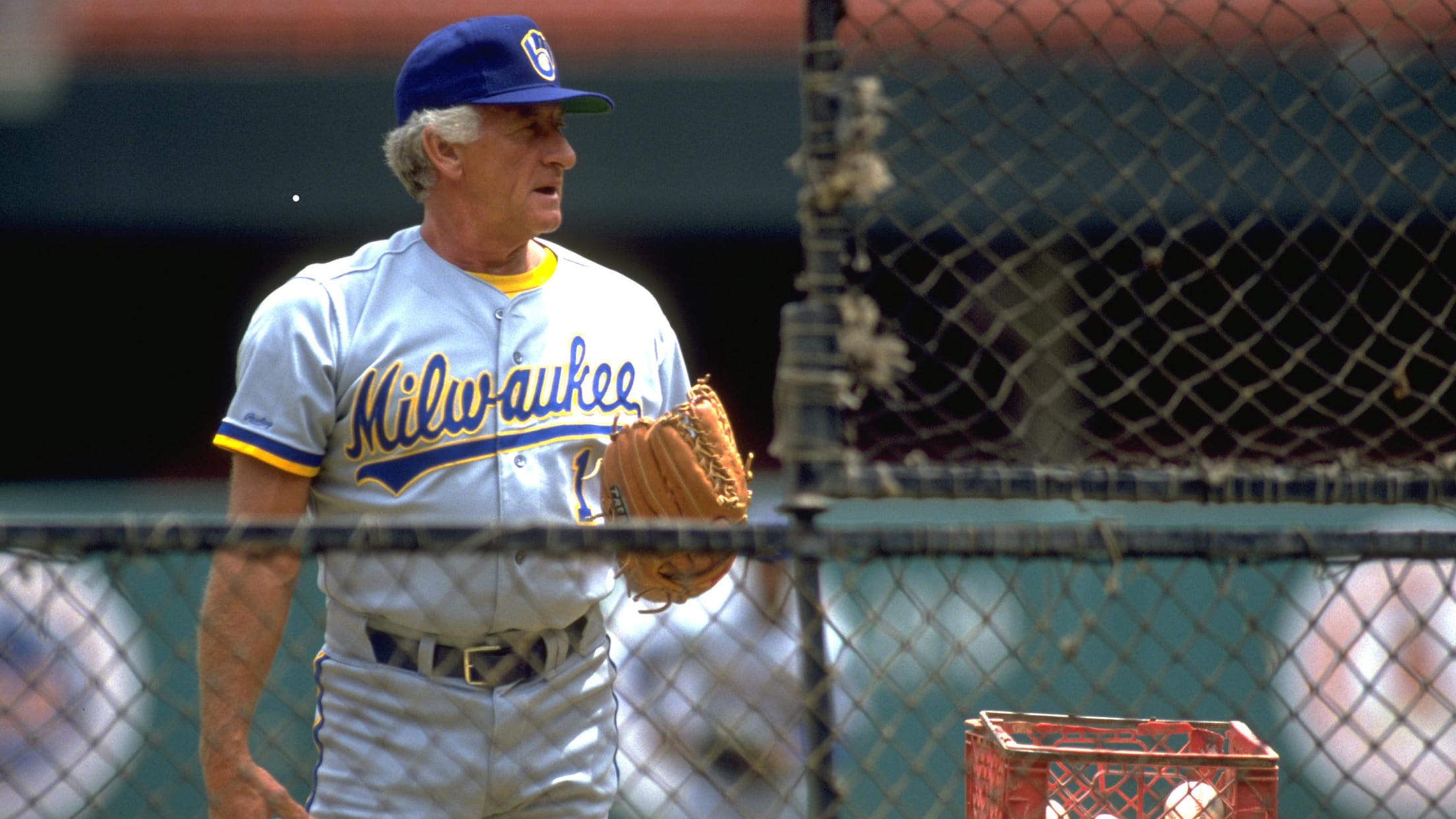 Milwaukee Brewers broadcaster Bob Uecker hit by ball, suffers concussion