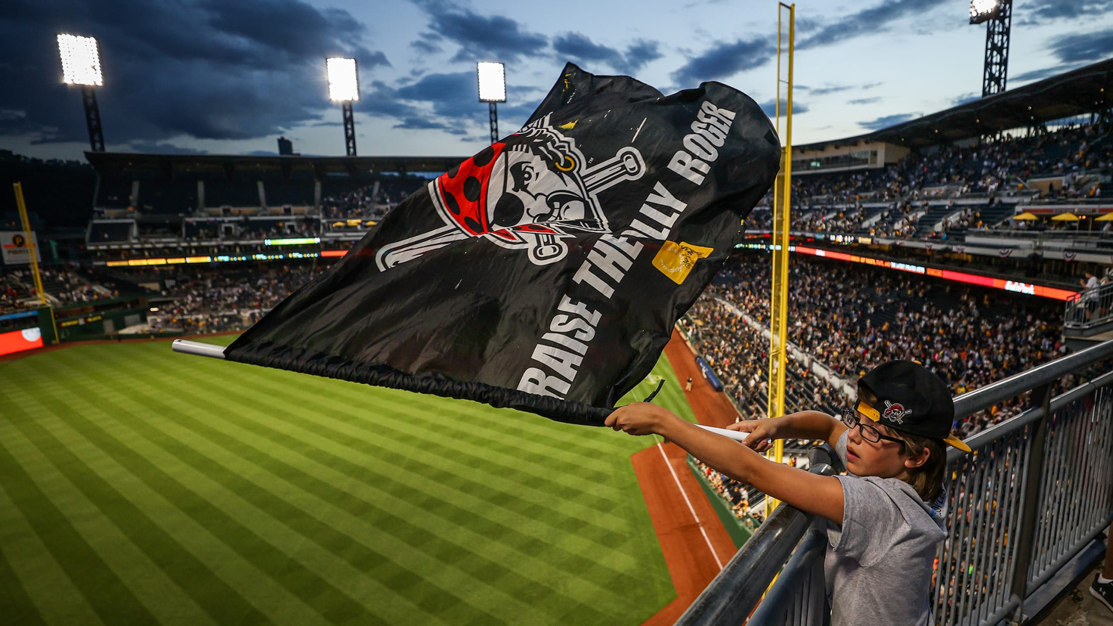 Raise The Jolly Roger!  Pittsburgh pirates, Mlb flags, Pirates baseball