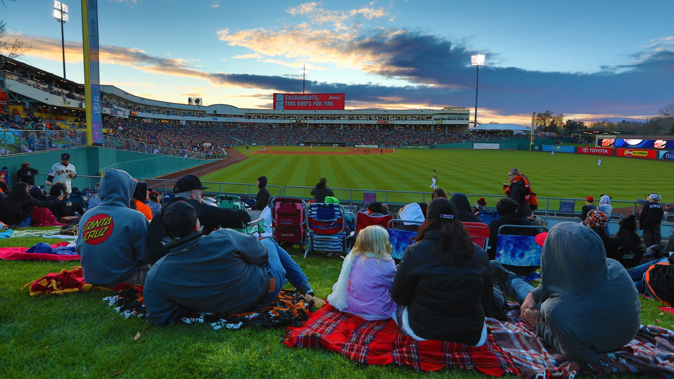 JERSEY CREAM GIANTS, SACRAMENTO RIVER CATS