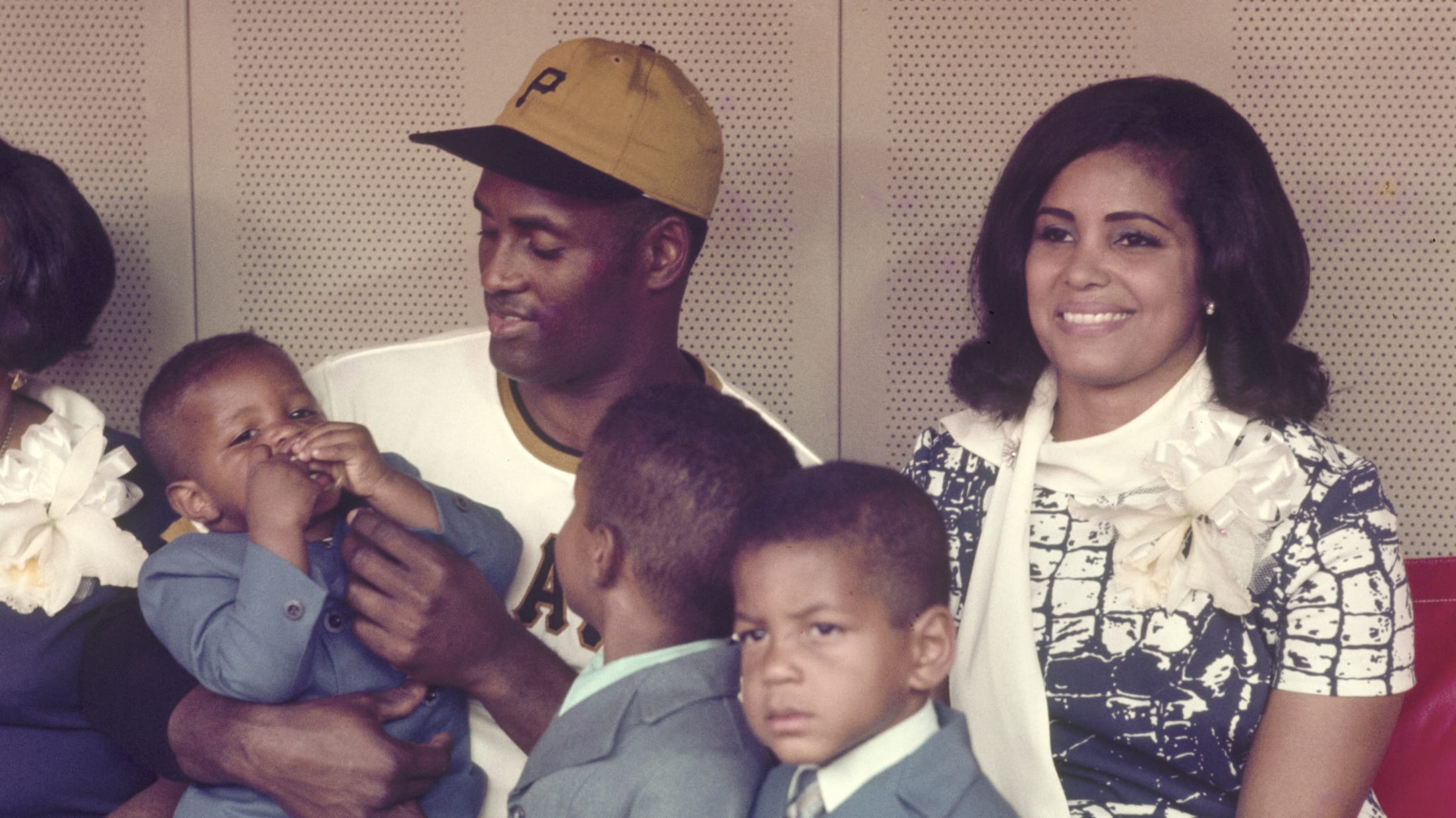 Great Photo of Roberto Clemente With His Children!