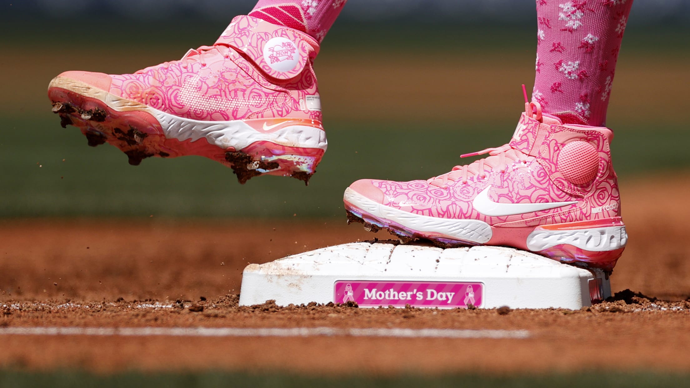 MLB goes pink for Mother's Day, good cause