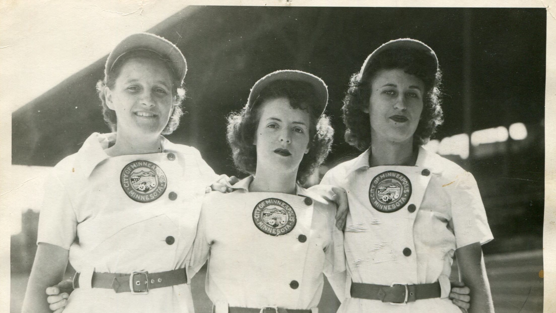 A League of Their Own Men's Rockford Peaches Aagpbl Baseball Costume Jersey and Hat, Size: Small/Medium, White