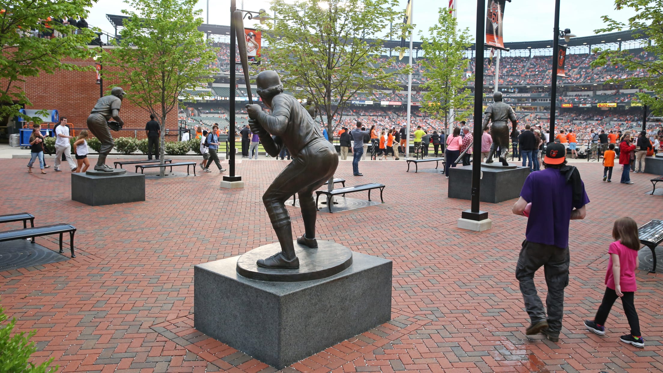 Hall of Famer sculpture of Eddie Murray at Oriole Park at Camden