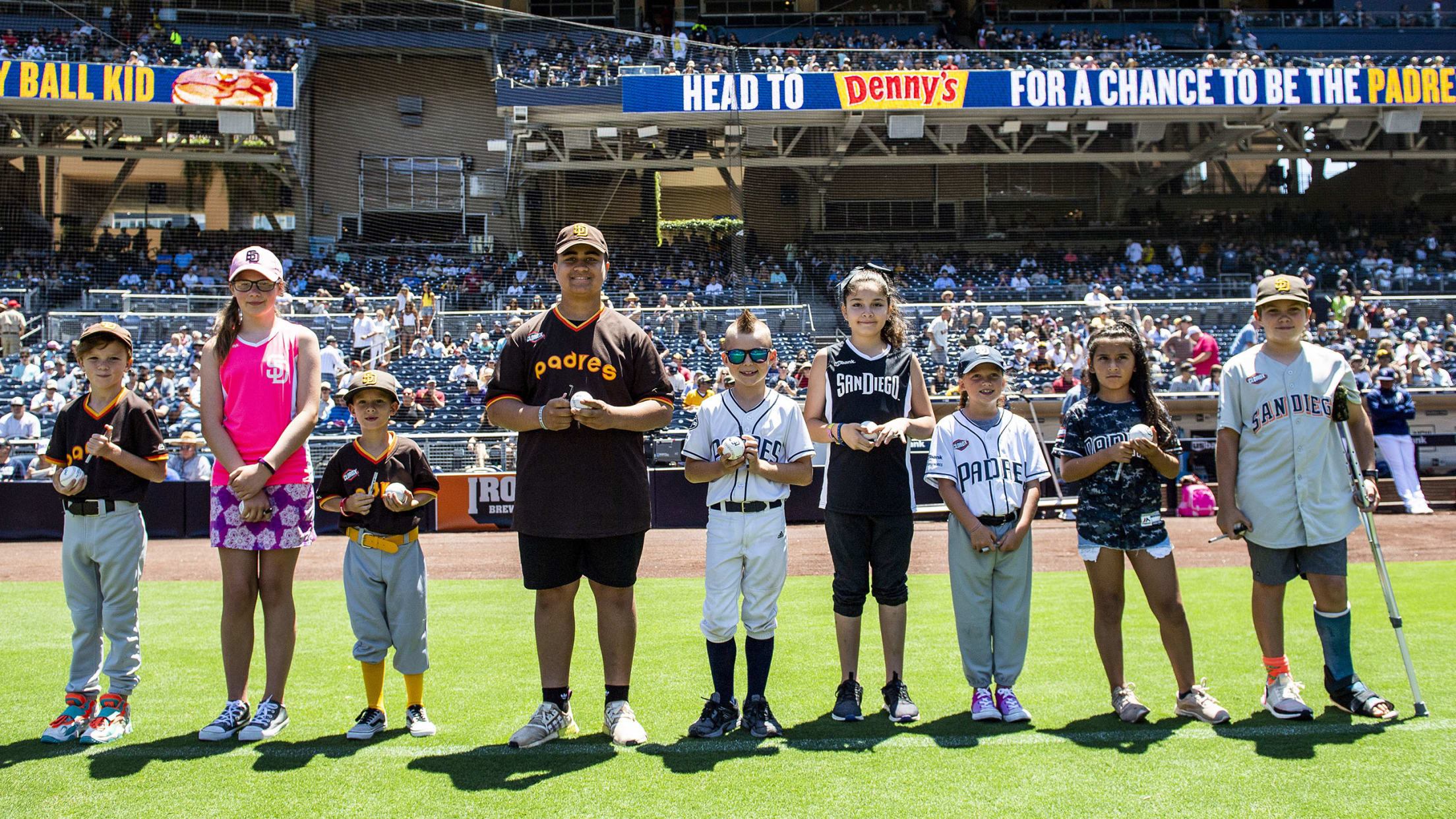 DVIDS - Images - Sailors Play San Diego Padres Alumni In Softball