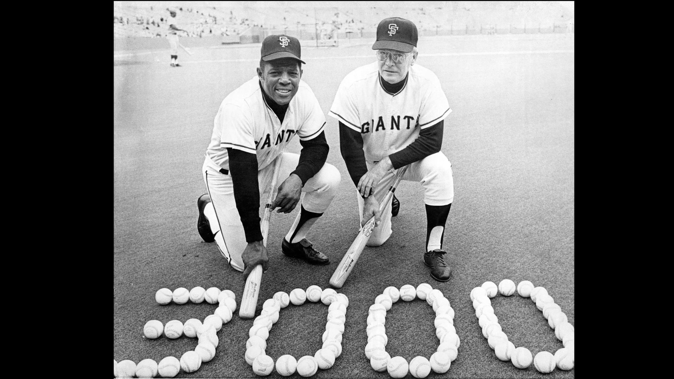 Willie Mays poses with members of the Seibu Lions before a spring training  game, 1979 : r/baseball