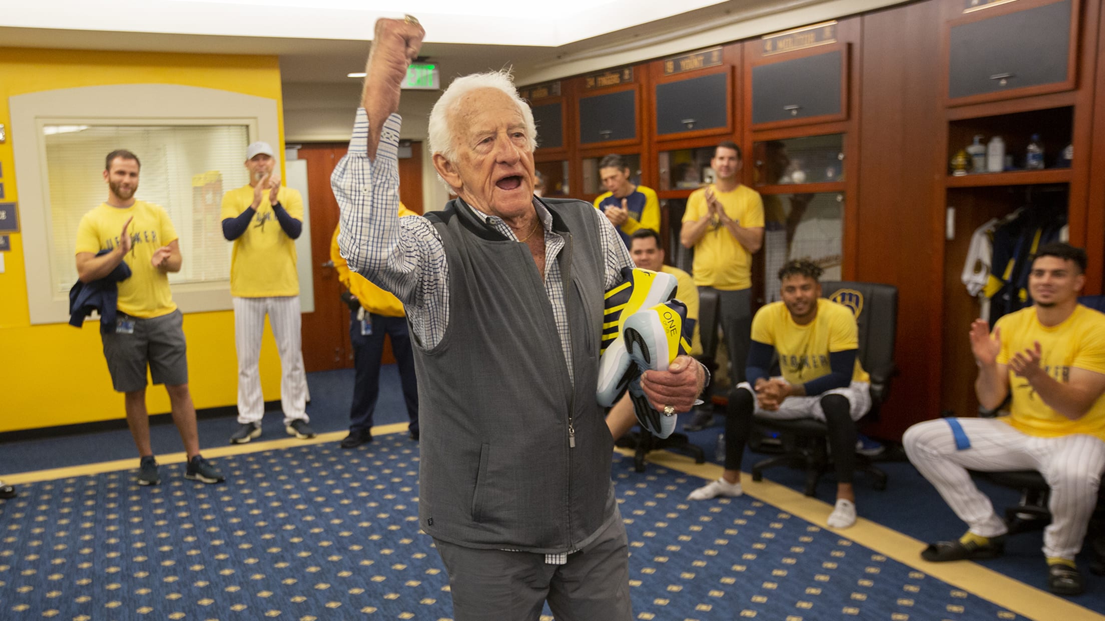 Milwaukee Brewers: Bob Uecker receives and then donates playoff share