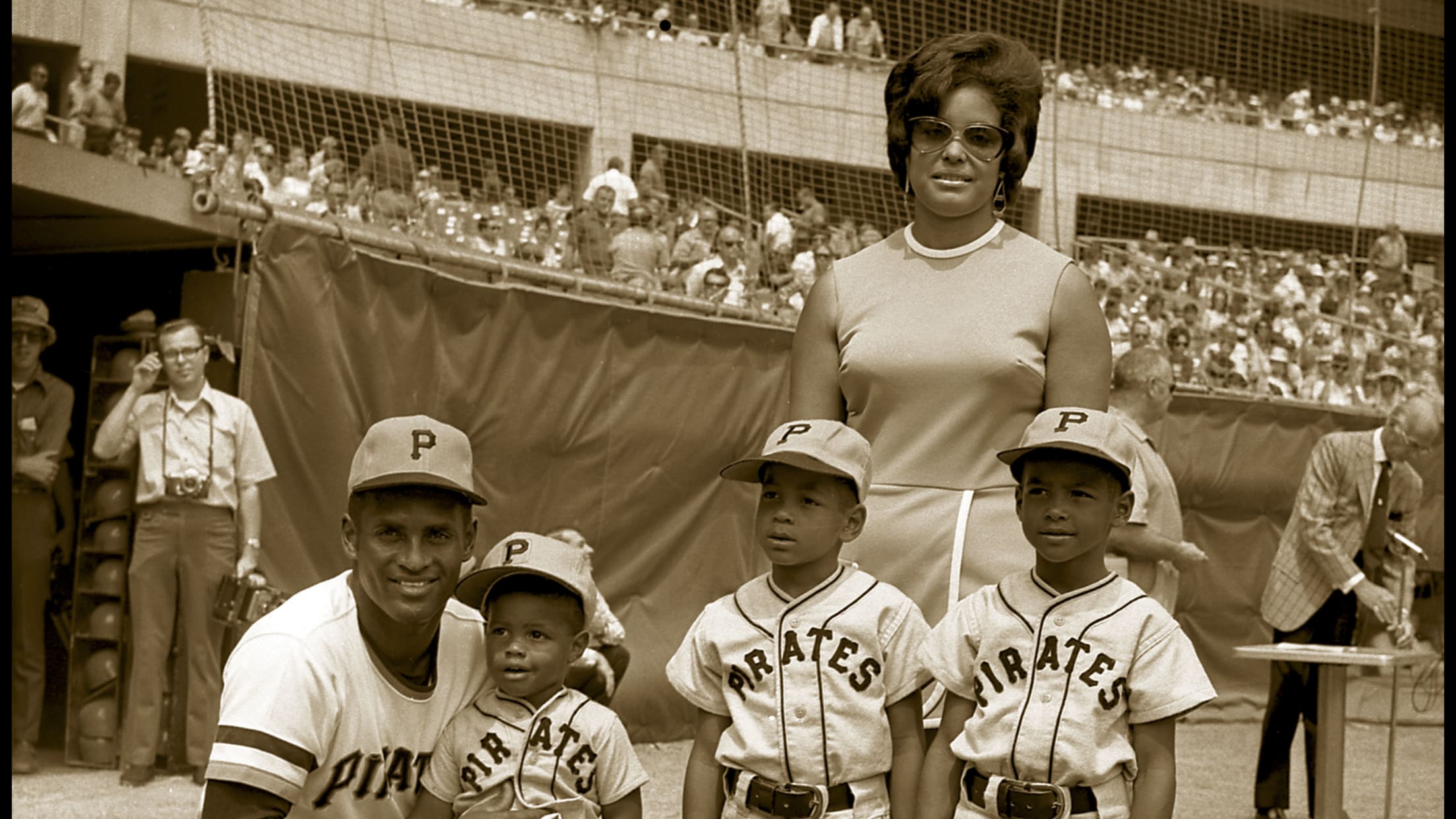 Great Photo of Roberto Clemente With His Children!