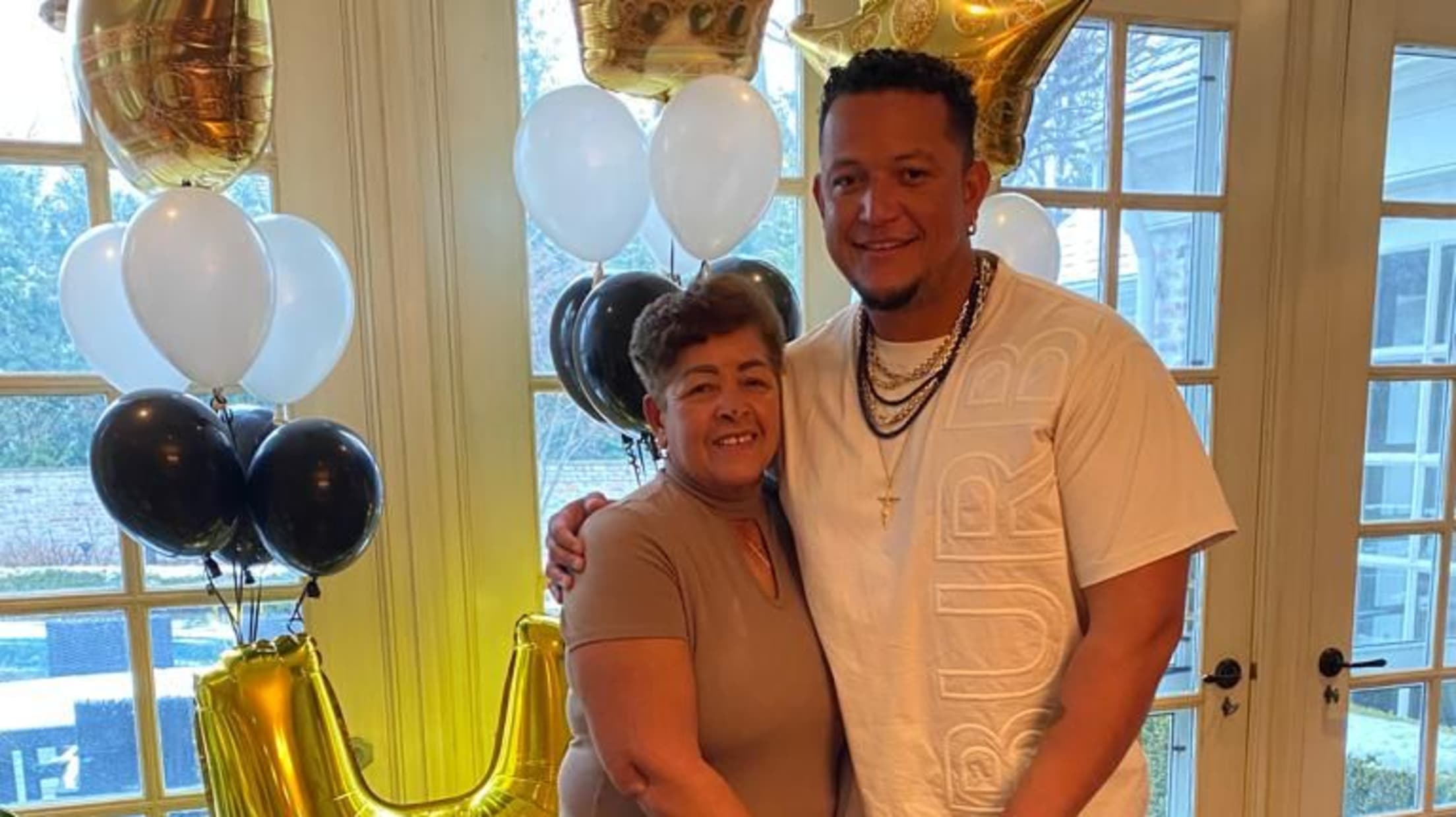 Arizona viajó a Detroit para llenar de regalos a Miguel Cabrera [+VIDEO] -  El Emergente