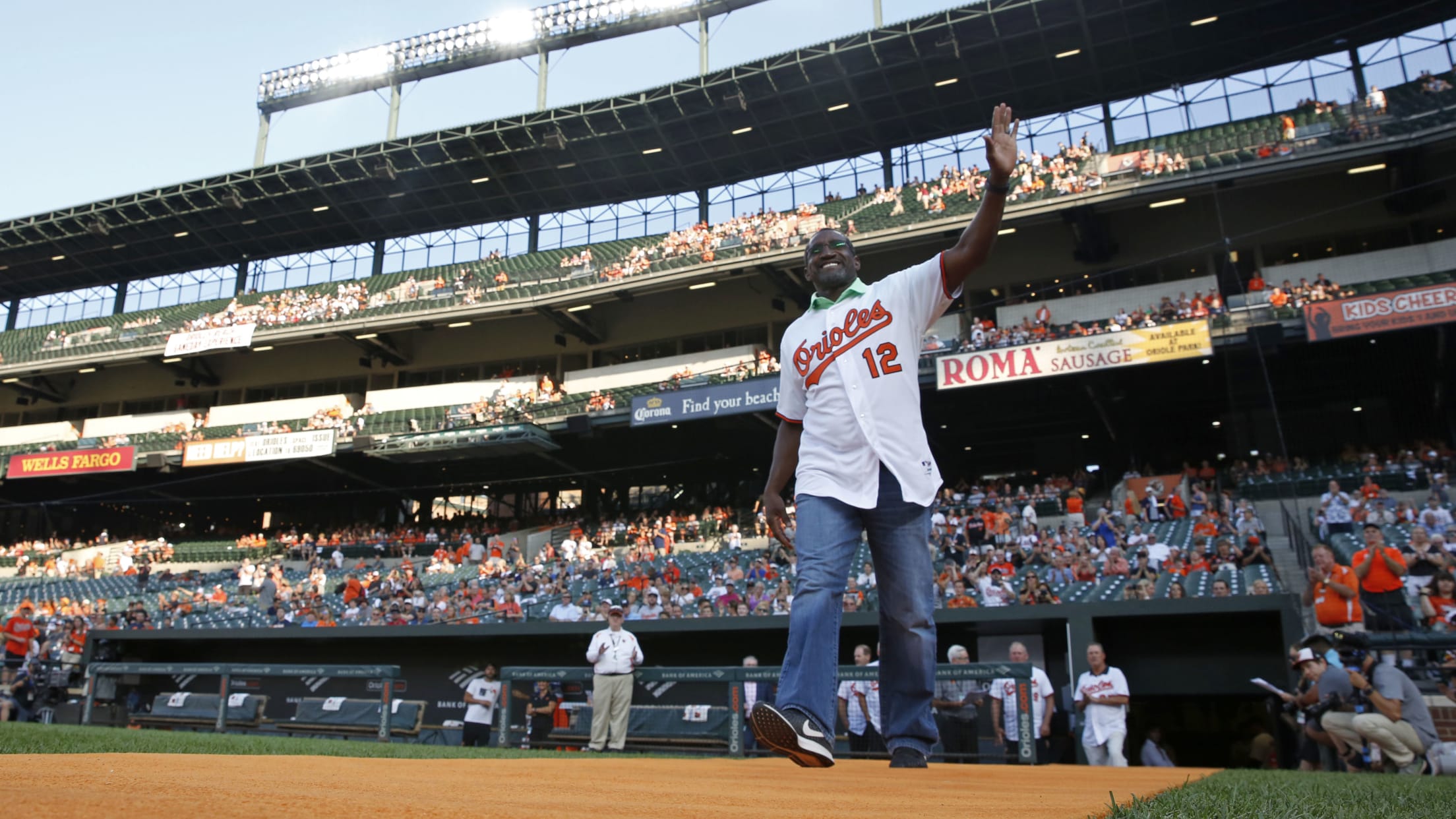 Hardy's crowd-pleasing HR lifts Orioles past Rays 9-4