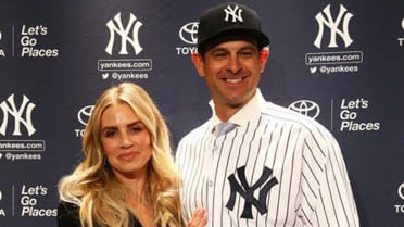 Aaron Boone gives out free meals, Yankees tickets to Bronx kids – Bronx  Times