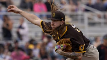 Mike Clevinger forced to change gloves after first inning against Angels -  Covering the Corner