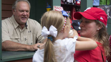 Former Phillies player Greg Luzinski signs his new rib sauce 'The Bull' in  conjunction with Hatfield Quality Meats kickoff to Stock Photo - Alamy