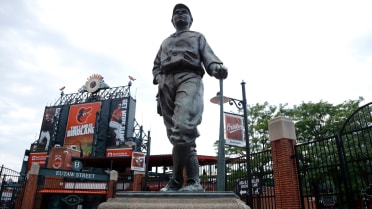 Hall of Famer sculpture of Eddie Murray at Oriole Park at Camden