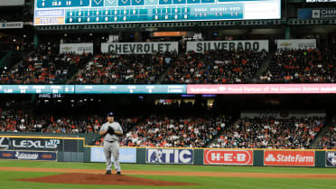 Rangers' Bartolo Colon flirts with perfect game at 44