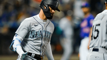 Mets fan with sign insulting Jesse Winker gets autographed ball