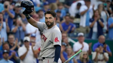 Eric Hosmer plays first Red Sox game in Kansas City