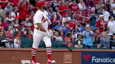 Albert Pujols feels the love from Arizona baseball fans as Cardinals win