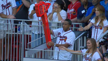 Let's watch Ludacris inspire the Braves offense by leading the Tomahawk  Chop