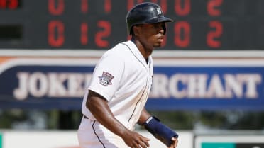 10-year Minor League player Wynton Bernard gets first hit, awesome trip  around bases in MLB debut 