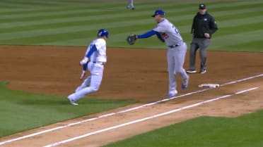 For his next act, baseball magician Javy Baez used sleight of hand to avoid  a tag and steal third base