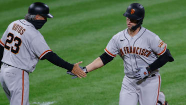 Buster Posey returns to Giants after missing 2020