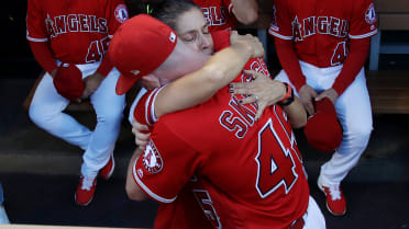Angels fans make an all-too-familiar tribute to Tyler Skaggs – Daily News