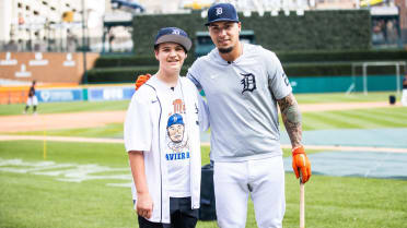 Javier Báez has bond with fan Kingston Jones