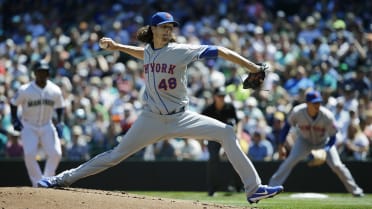 Mariners' Mitch Haniger hit in face by pitch from Mets' Jacob deGrom