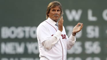 Red Sox fans give Dennis Eckersley legendary welcome