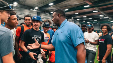 MLB on X: Let the kids play. Ken Griffey Jr. gives the pregame pep talk to  the 44 players of the Hank Aaron Invitational. #HankAaronWeekend   / X