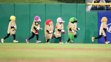 VIDEO: Pirates racing pierogi mascot breaks foot