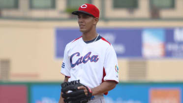 Dodgers oficializan pacto de seis años con Yaisel Sierra