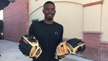 Dee Gordon shares a story about his new glove 