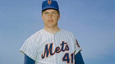 Mets honor Tom Seaver with salute, jersey, dirt-smudged right knees 