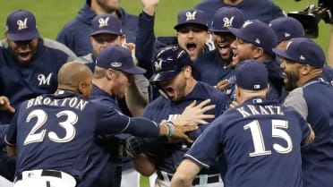 MLB playoffs: Brewers win NLDS Game 1 on Mike Moustakas walk-off