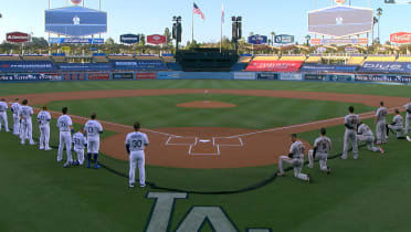 Dodgers' Mookie Betts, Giants kneel before opening day game in solidarity  with Black Lives Matter - ABC7 Los Angeles