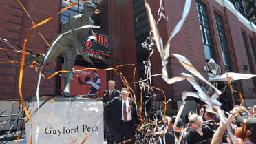 Gaylord Perry's long and slippery road to Giants statue unveiling