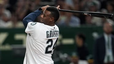 Baseballer - Ken Griffey Jr. The sweetest swing ever. The backwards hat.  The Kid. Absolutely perfect photo 😍