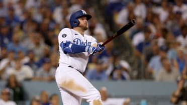 Muncy homers, Roberts gets 700th win as manager in Dodgers' 5-2 victory  over Pirates MLB - Bally Sports