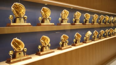 Barry Bonds of the San Francisco Giants holds the Gold Glove Award