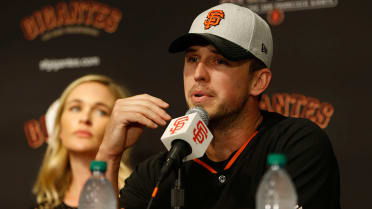 Buster Posey brightens day at pediatric cancer ward