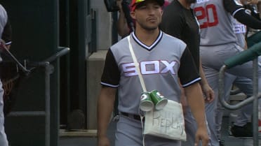 Sanchez has fun in dugout, 08/25/2018